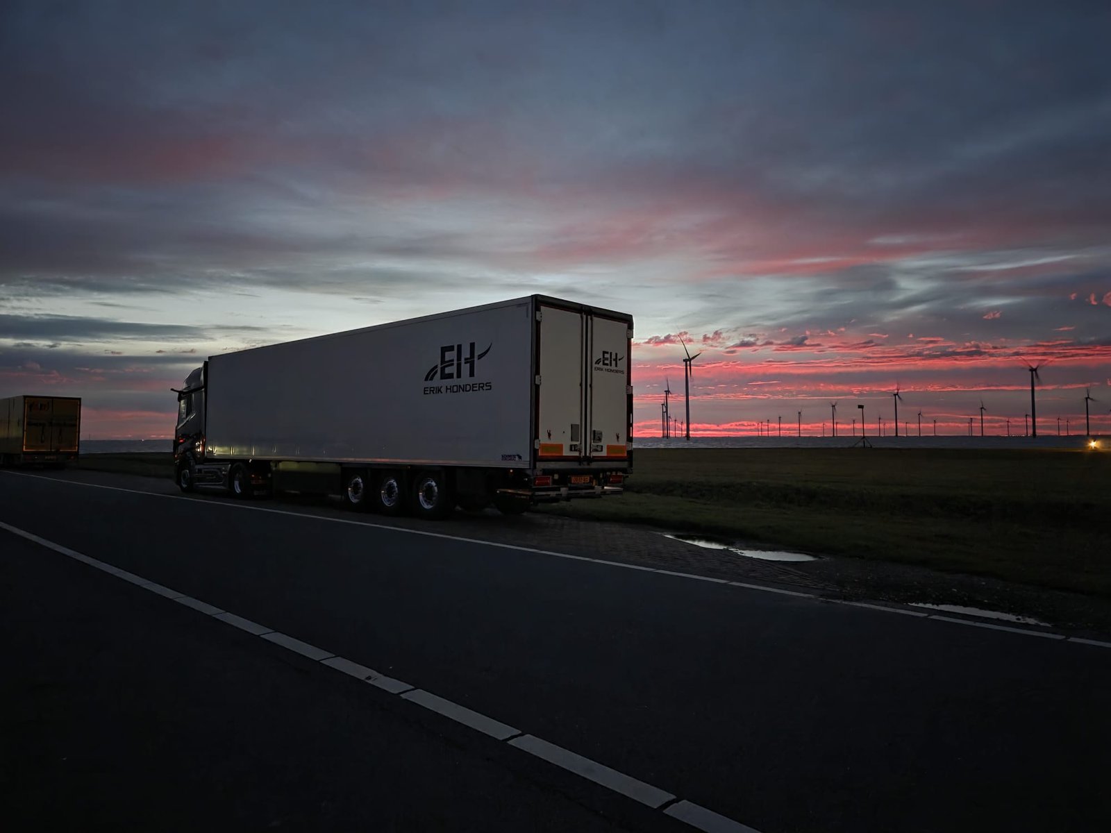 EH Transport trailer bij zonsondergang